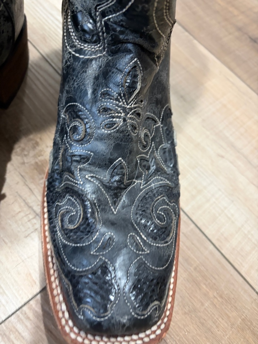 Corral Women’s western snakeskin style square toe boots.   Size 11M - Picture 3 of 7